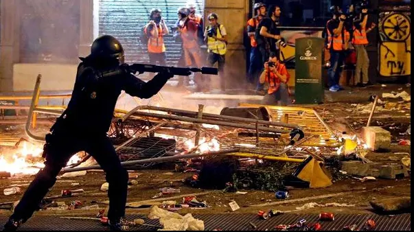 Haos pe străzile din Barcelona! Jumătate de milion de oameni, la proteste