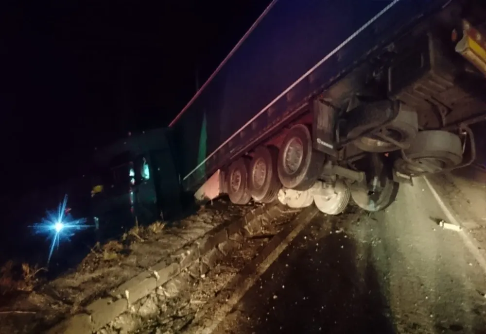 Două tiruri au intrat în coliziune, unul s-a răsturnat pe calea ferată