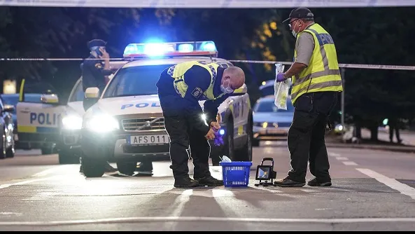 Panică în Suedia. Împușcături pe stradă, după explozia unei mașini capcană