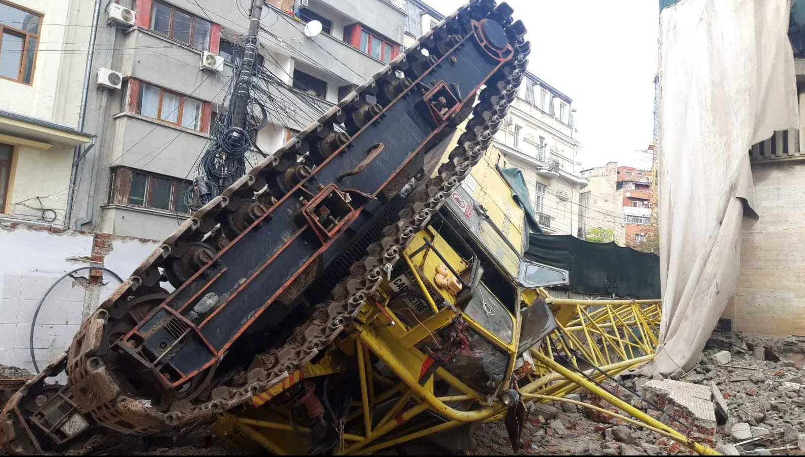 Anchetă după incidentul cu macaraua prăbușită în București