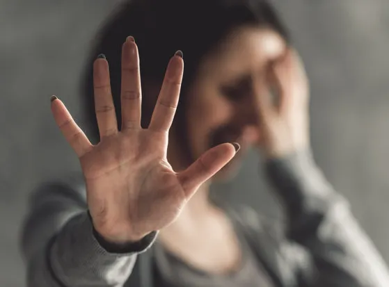 Un tânăr a intrat peste o femeie în casă şi a încercat să violeze. Ce-a urmat