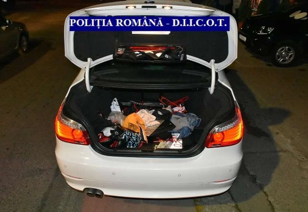 1.000 de pastile ecstasy, cannabis și peste 18.000 lei, descoperiți în mașina unui șofer drogat din Arad