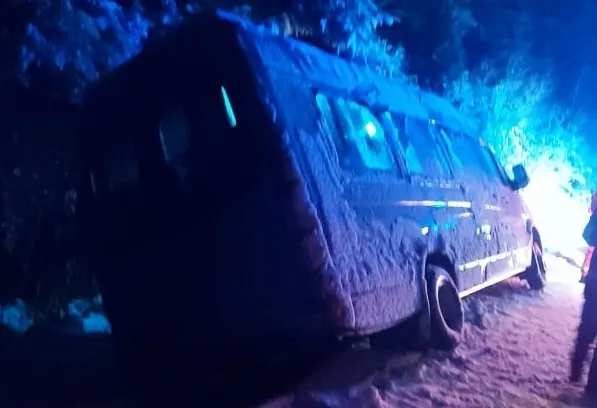 Microbuz cu 15 elevi sportivi, răsturnat în Vrancea. Ninsoare abundentă
