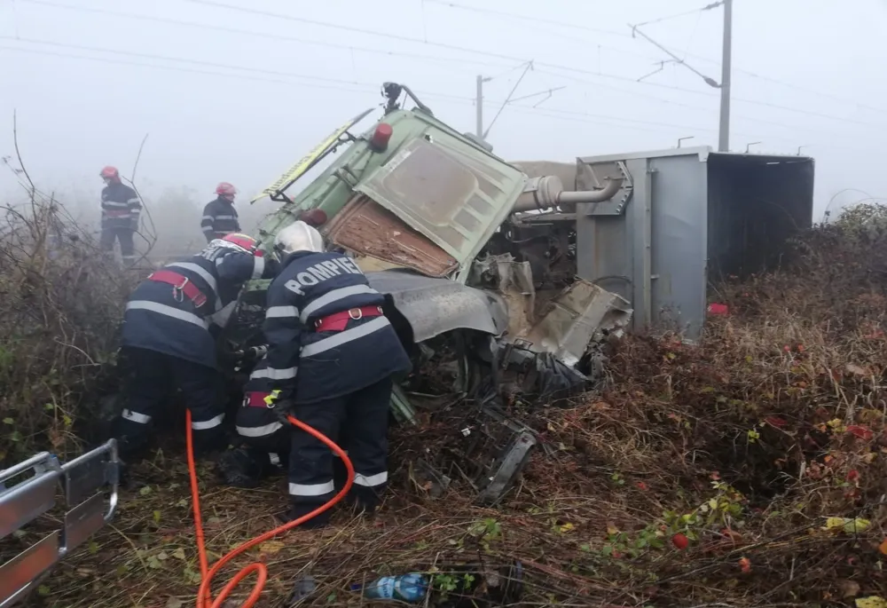 Camion spulberat de tren. Șoferul și-a pierdut viața
