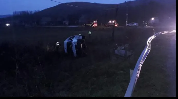 Un microbuz cu 16 călători s-a răsturnat la Cluj