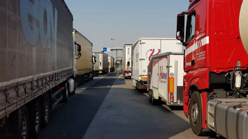 Aglomerație la frontiera de vest. Camioanele așteaptă chiar și 6 ore ca să iasă din România