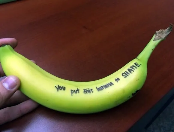 A petrecut noaptea cu un băiat și i-a lăsat un mesaj pe o banană