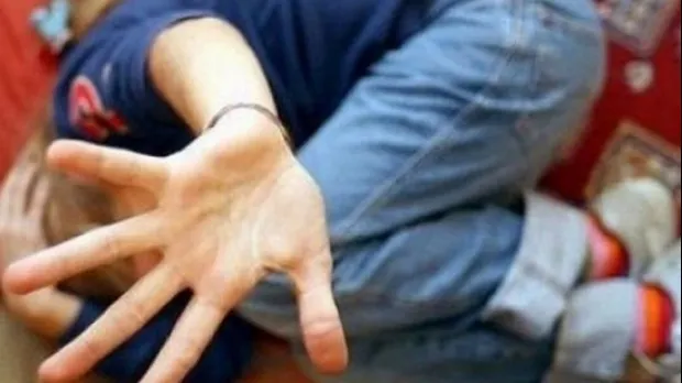 BĂTAIE cruntă cu pumni și picioare între 5 adolescente în Târgu Frumos - NIMENI nu a intervenit