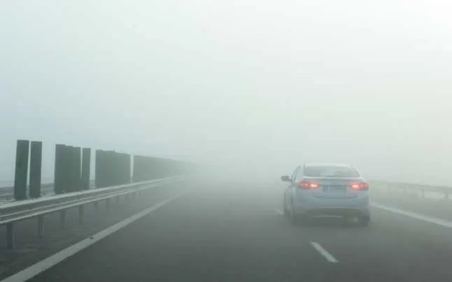 Alertă pentru șoferi, ceață deasă pe șoselele din Moldova și Oltenia, vizibilitate sub 50 de metri