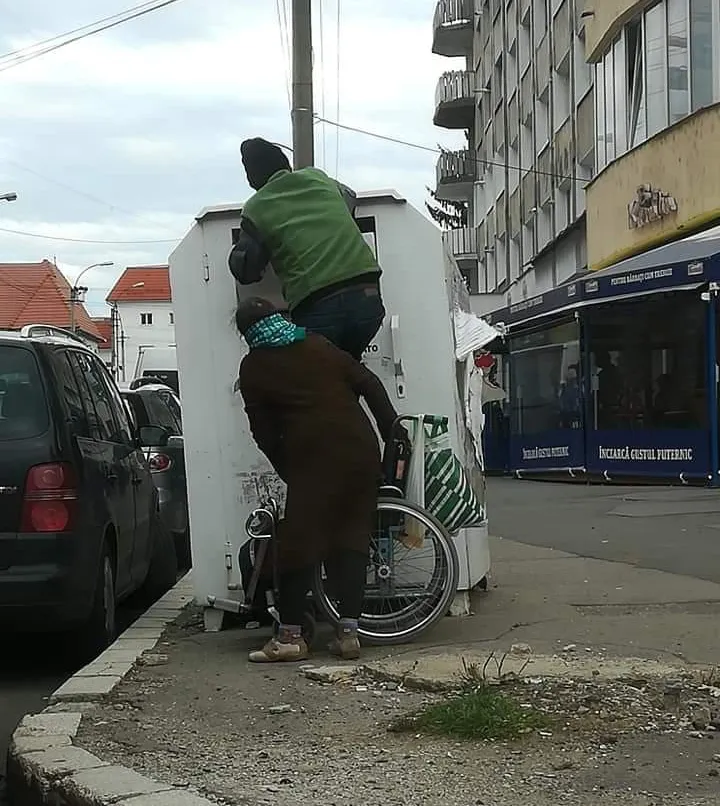 "Miracolul" handicapaților care se ridică din cărucior pentru a căuta prin containere