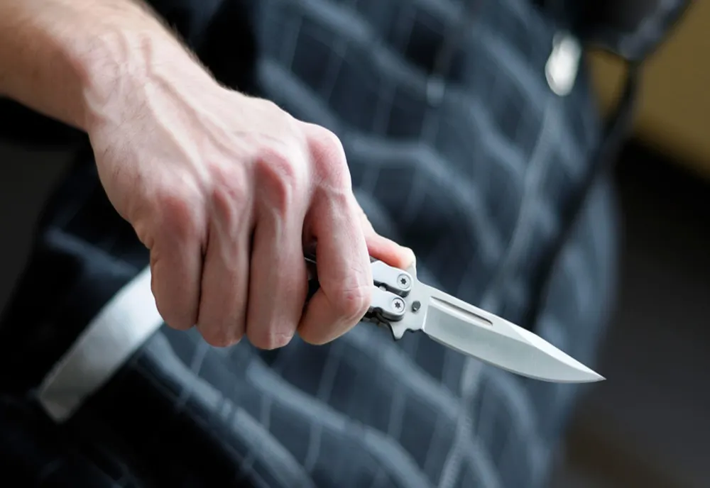 Scene horror la Timiș! Bărbat înjunghiat de un copil