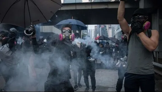 Poliţia din Hong Kong a deschis focul cu muniție de război