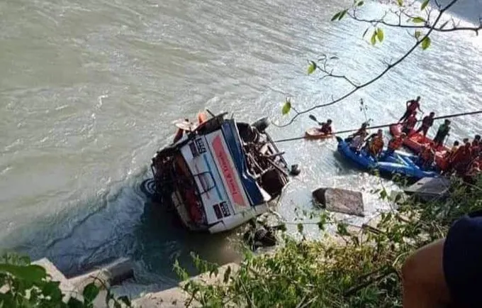 Autobuz căzut în prăpastie. Cel puțin 17 morți, printre care 7 copii