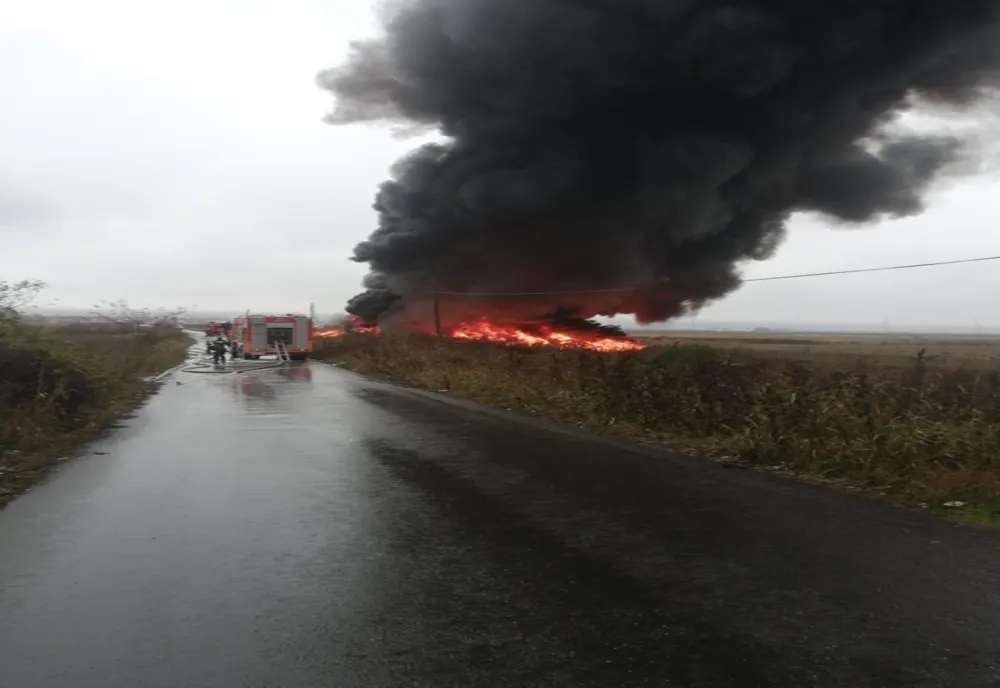Incendiu puternic la un depozit de cauciucuri, în Vâlcea, VIDEO
