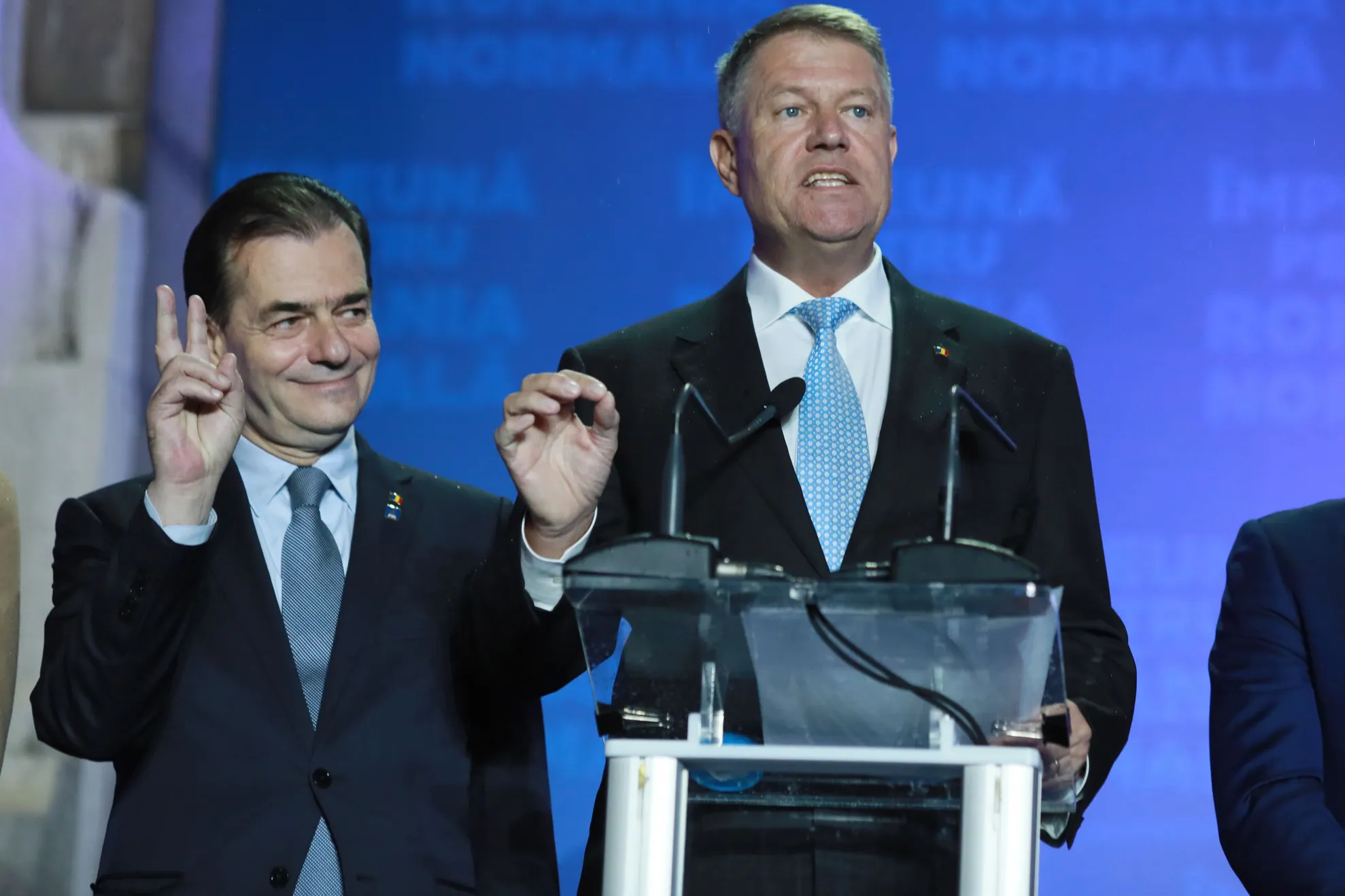 Iohannis ignoră dezbaterea cu Dăncilă: Cer românilor maximă vigilență când e vorba de PSD