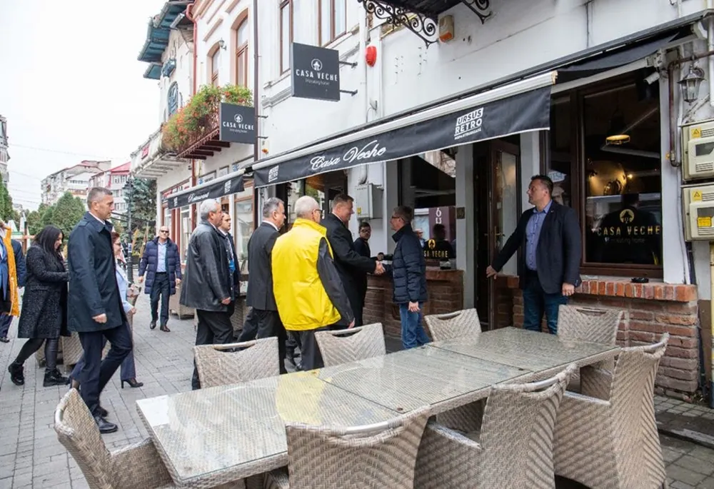 Imagini scăpate pe ,,internet''cu Iohannis la un restaurant din Târgoviște
