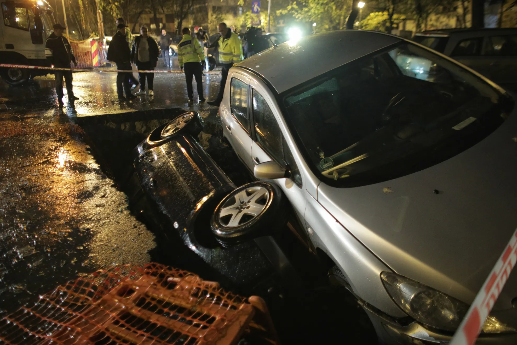 Poliția Română, anunț de ultimă oră privind mașinile căzute într-o groapă, în Sectorul 6: ”S-a deschis dosar penal”