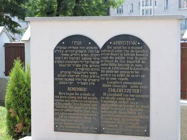 52 de pietre funerare în memoria copiilor uciși la Auschwitz, în Parcul Memorial din Sfântu Gheorghe