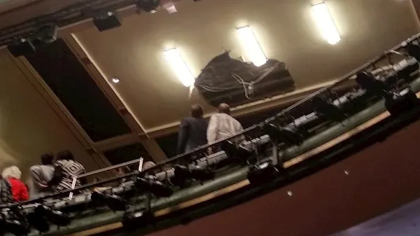 Panică la teatru! S-a prăbușit tavanul chiar în timpul spectacolului