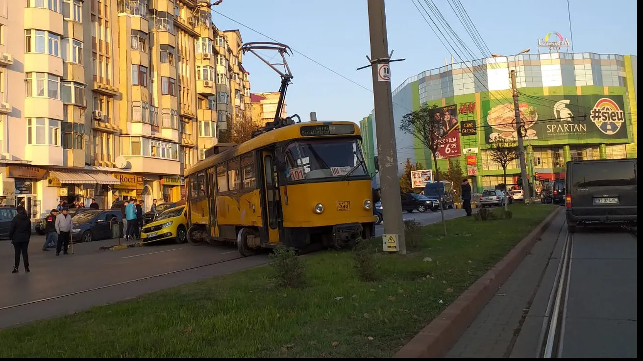 Un tramvai a sărit de pe șine direct într-un taxi. Accident șocant