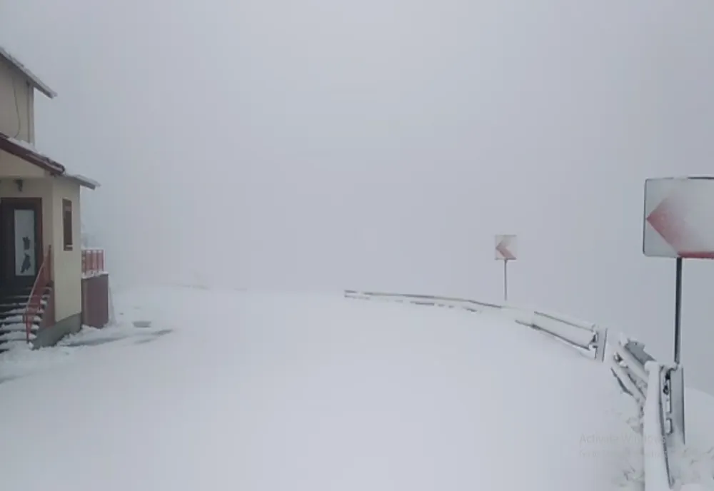 VIDEO. Pe Transfăgărășan, la cota 2000, ninge ca în povești!