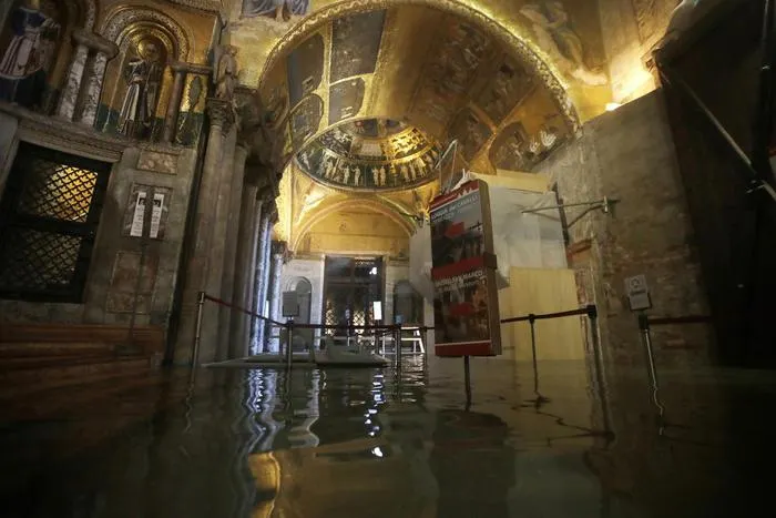 Veneția acoperită de apă. Valuri înalte de aproape 2 metri FOTO