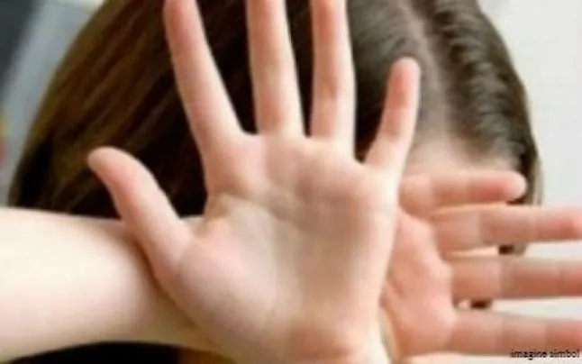 O fată de 11 ani a fost violată de fratele ei timp de un an