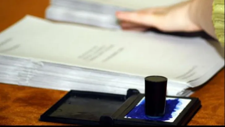 Doi bărbaţi din Dolj  şi-au rupt buletinele de vot după ce au votat