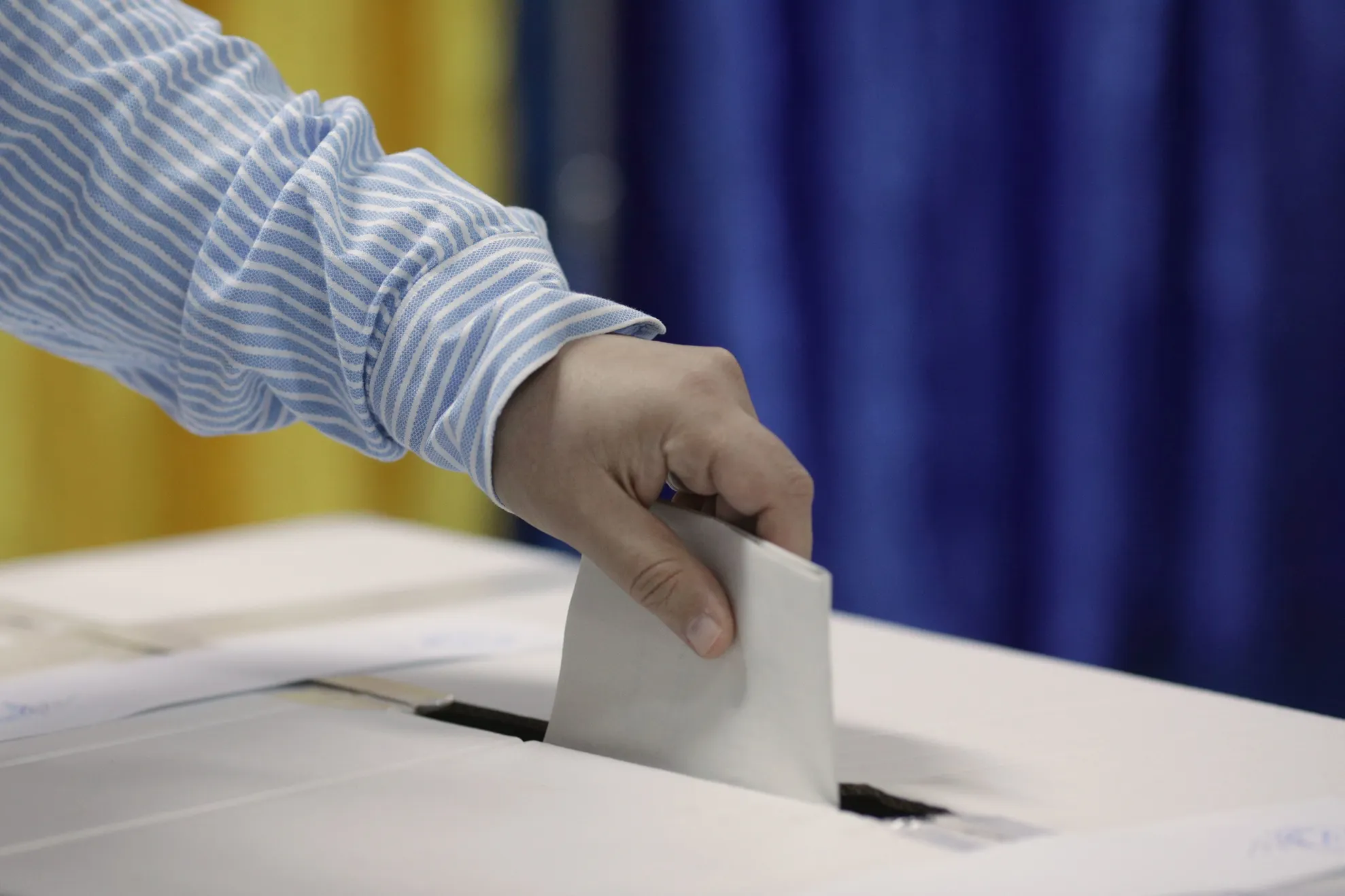 Cu cântec la vot. Doi români din Spania au cântat înainte de a vota