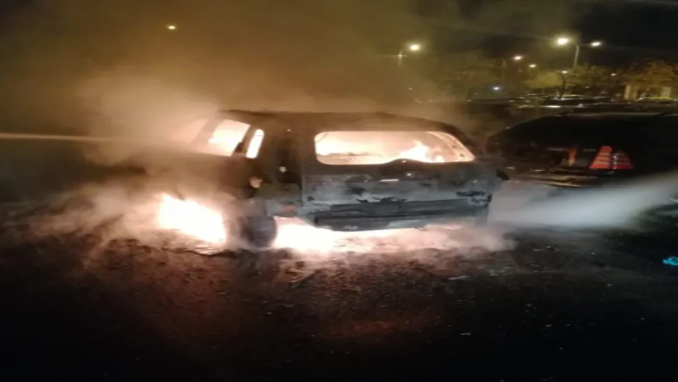 Scene teribile la Timișoara. Un autoturism a ars ca o torță