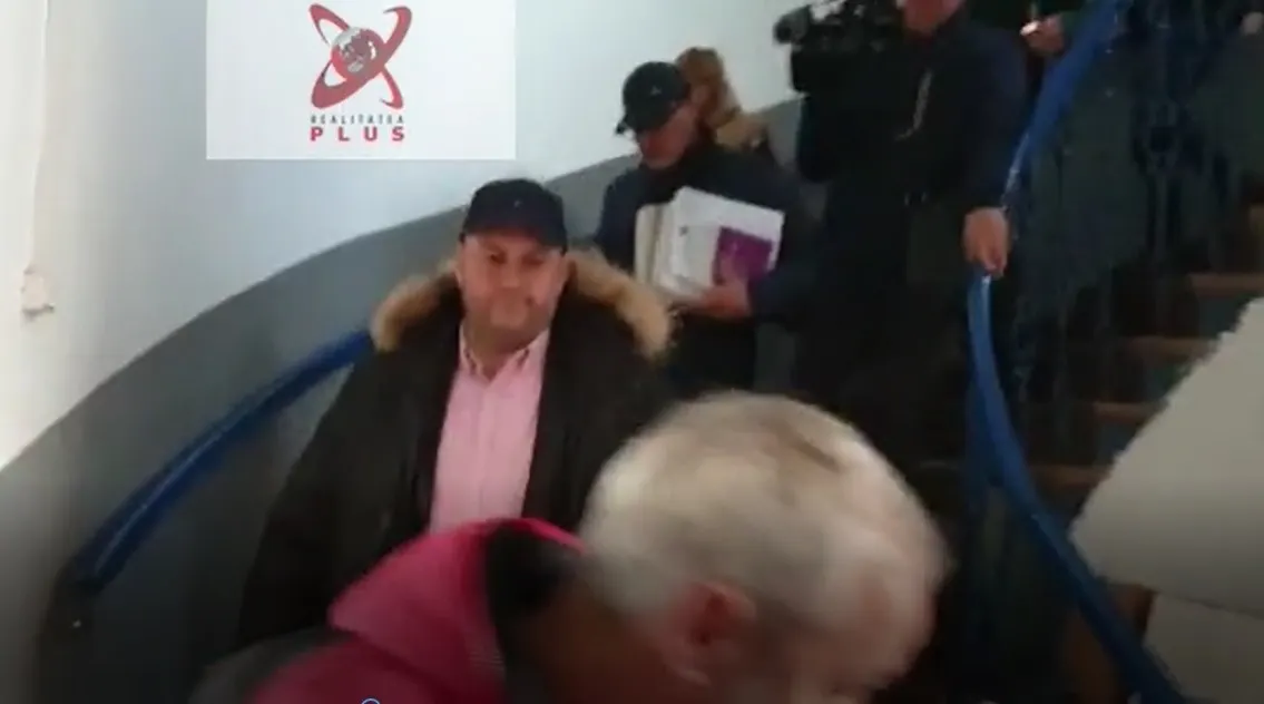 Momentul în care șeful PSD Arad, Dorel Căprar, este dus de mascați la sediul DNA