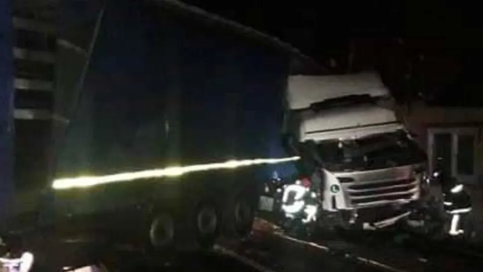 Un autotren a intrat într-o casă, la Vama, în Suceava! Șoferul a fost grav rănit