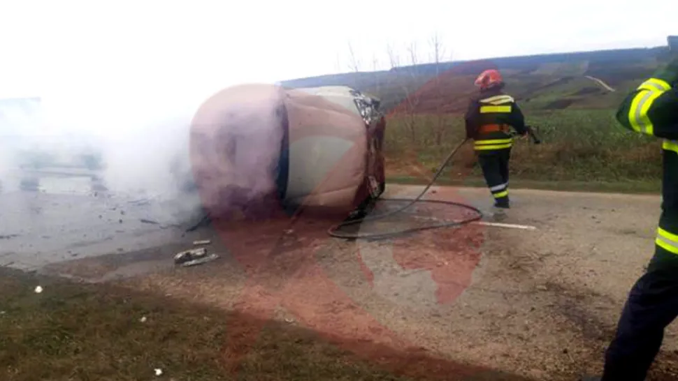 Seria tragediilor continuă. Patru victime după ce o mașină s-a răsturnat pe o șosea și a luat foc