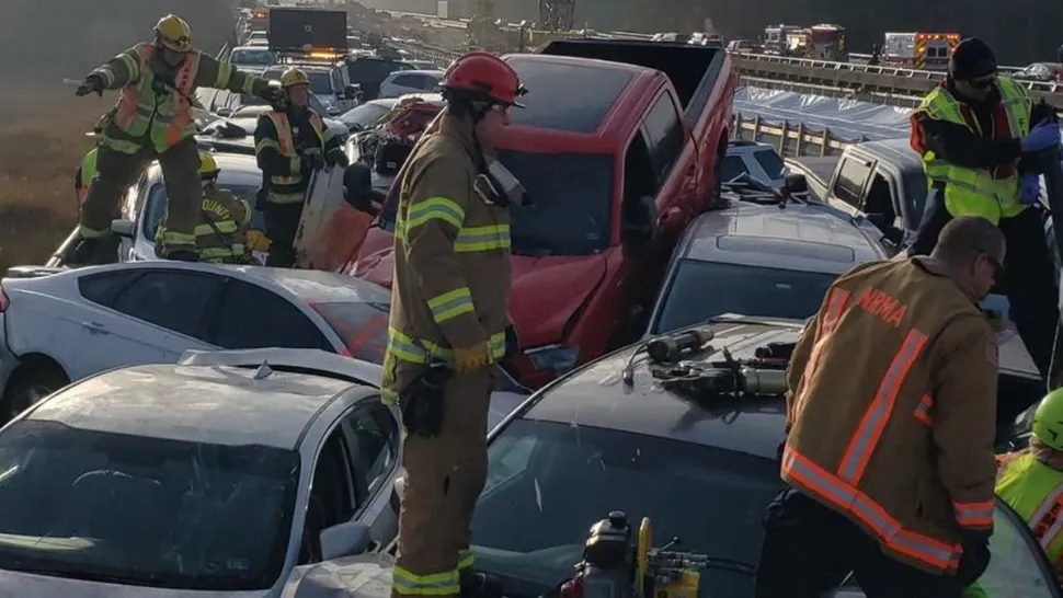 Accident în lanț cu 63 de mașini! Poleiul și ceața au făcut ravagii