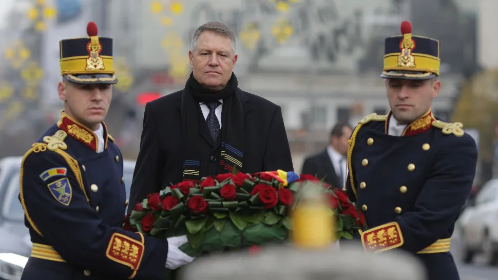 Klaus Iohannis a depus o coroană în memoria victimelor Revoluției. Președintele, luat de rost de revoluționari