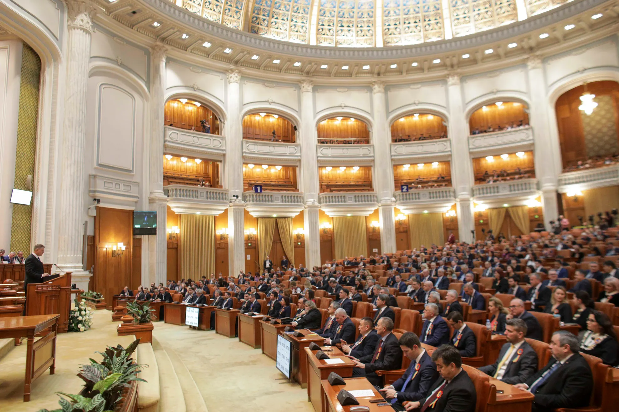 Test decisiv pentru noua putere. Abilitarea Guvernului de a emite ordonanţe, la vot final