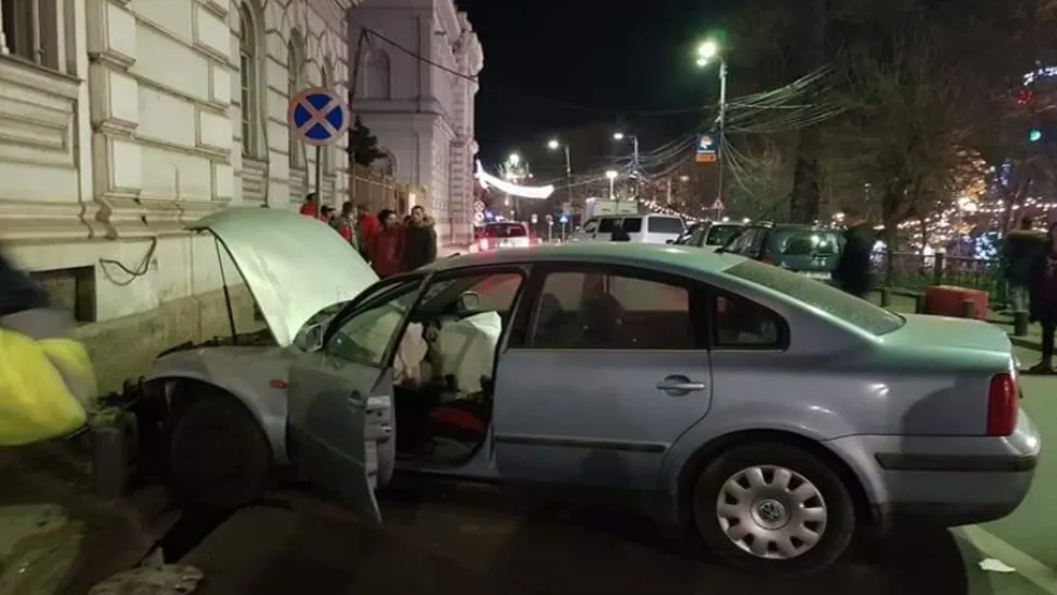 A intrat cu mașina în Primăria Arad. Cine era la volan