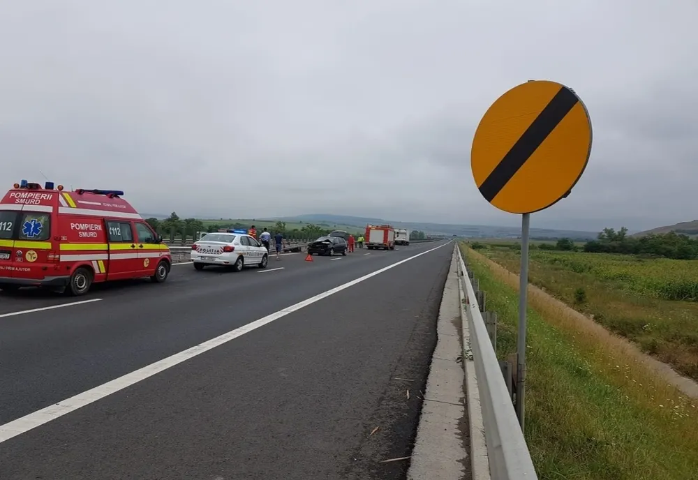 Grav accident lângă Timișoara. Au fost implicate un microbuz, un autotren și un autoturism