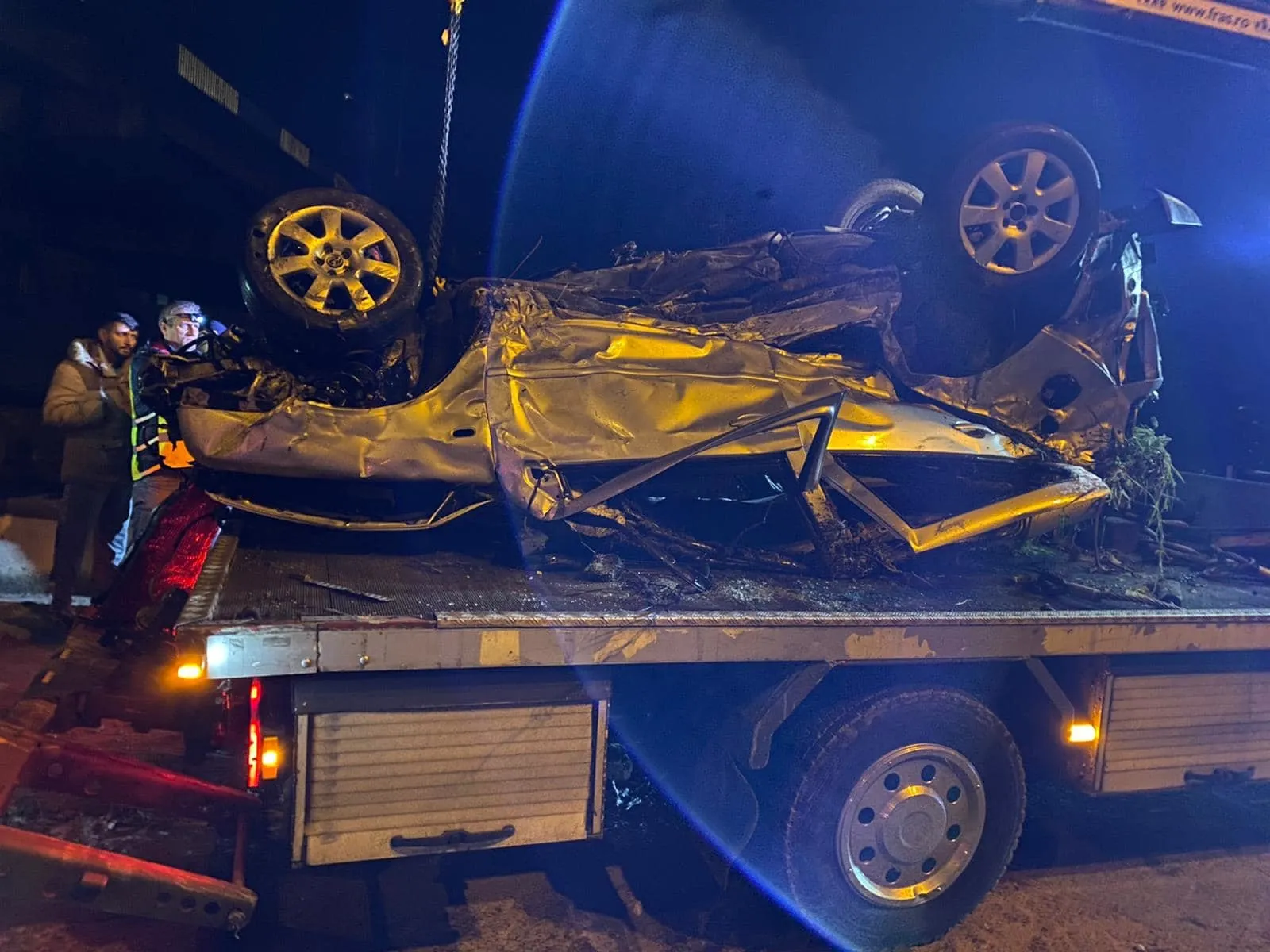 Accident cumplit, în Reșița: un mort, după ce mașina a fost aruncată dintr-un stâlp în albia râului