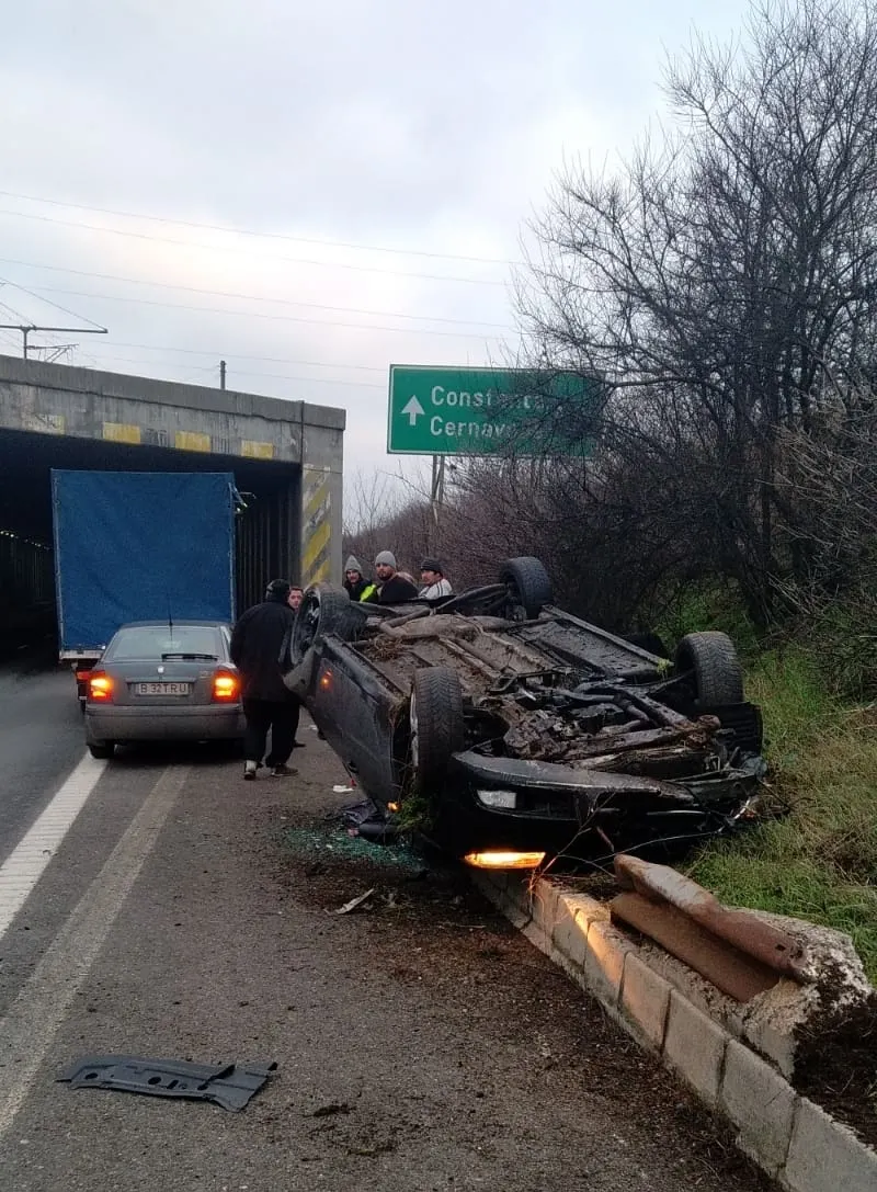 FOTO| Mașină răsturnată pe Autostrada București-Constanța