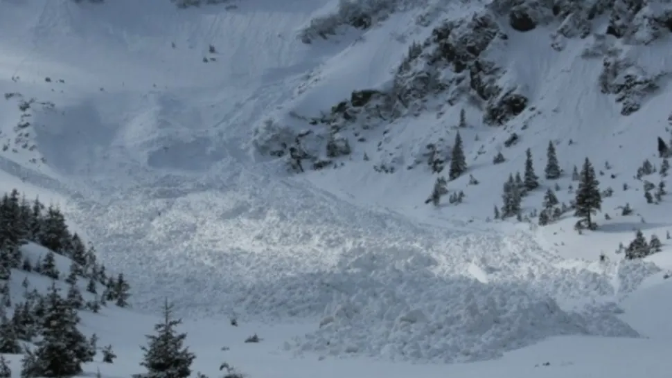 schiori surprinsi de avalansa