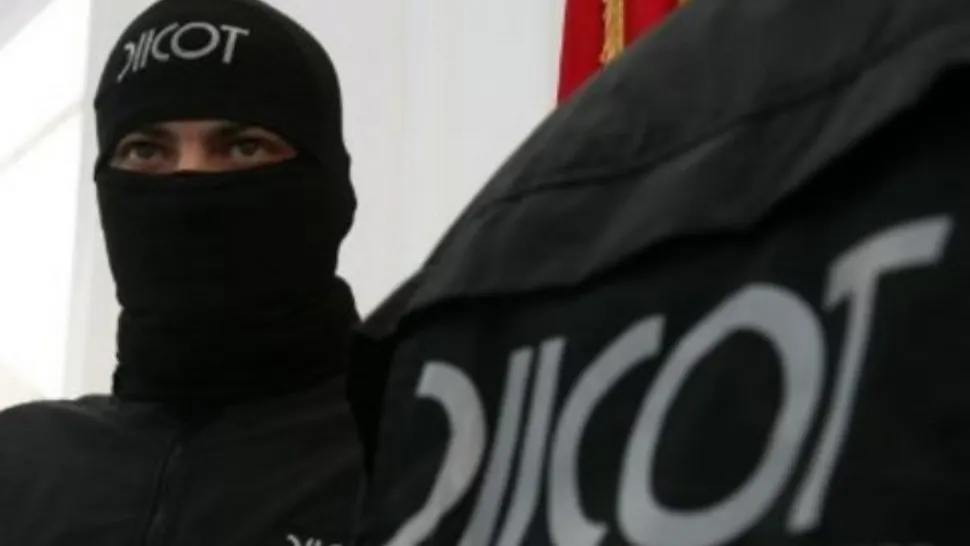 Percheziţii DIICOT în Argeş şi Mureş: Persoane suspectate de trafic de minori, pornografie infantilă, proxenetism şi şantaj