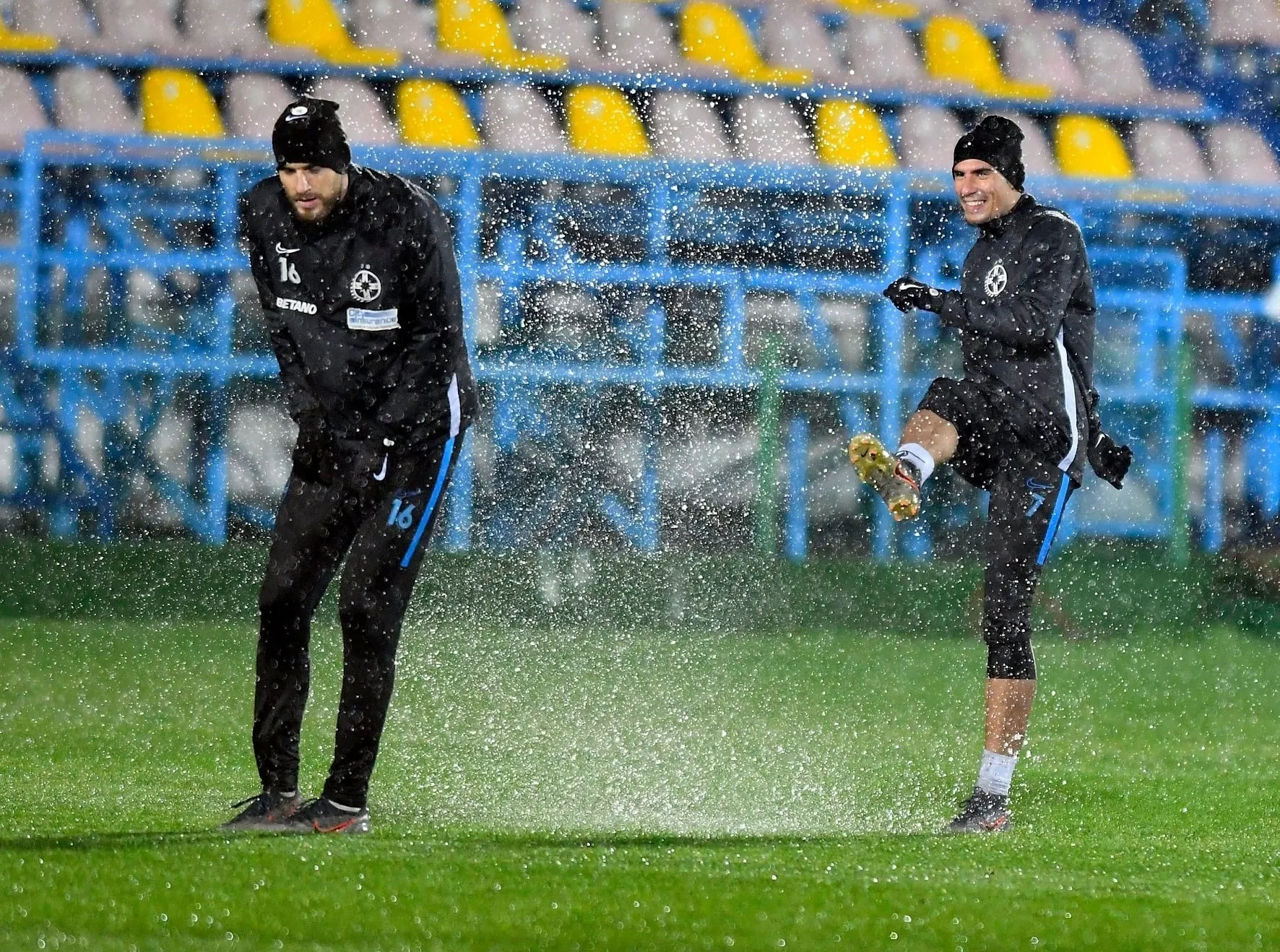 Vintilă și-a lăsat jucătorii în ploaie! Când se poate disputa meciul Voluntari – FCSB