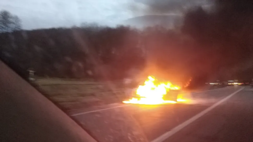 Mașină în flăcări, pe DN1! Trafic BLOCAT. FOTO