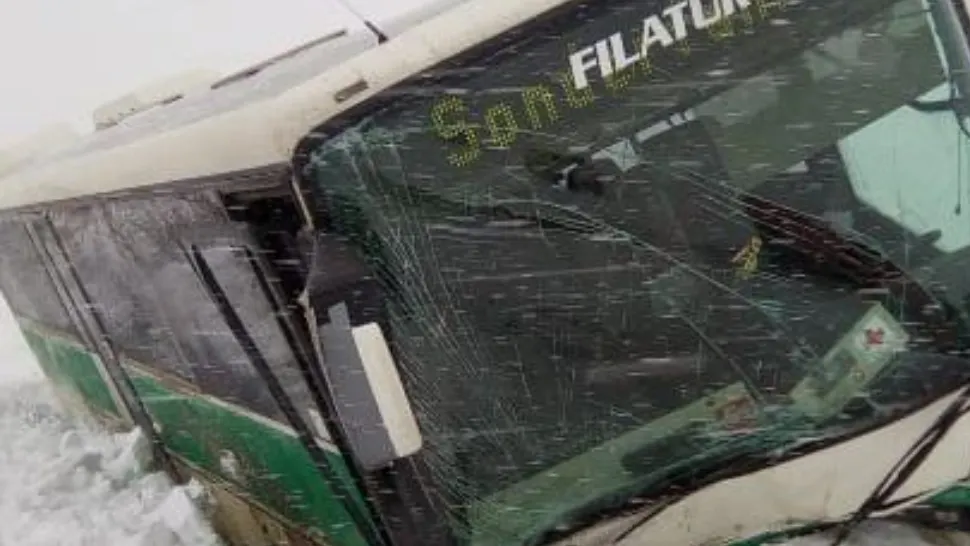Un autobuz a intrat într-un cap de pod, la Corocăiești - Suceava
