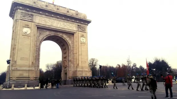 Fetiță rătăcită la parada militară
