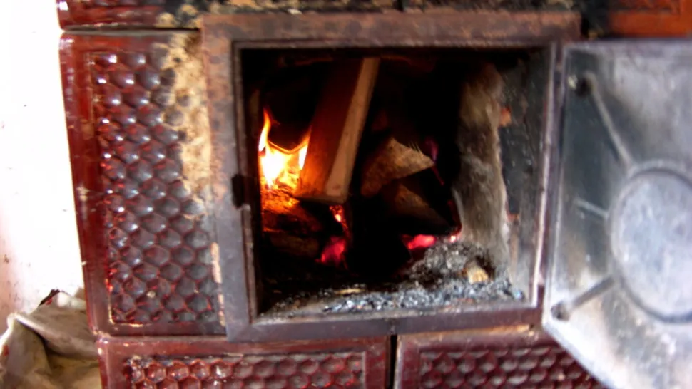 14% din incendiile de locuință înregistrate anul trecut au fost cauzate de mijloace de încălzire defecte sau improvizate. Foto/Arhivă