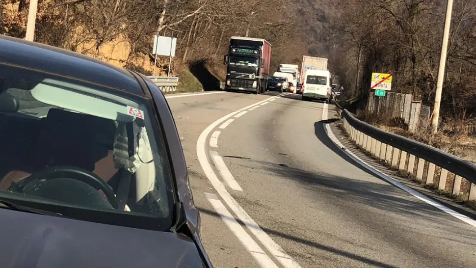 Valea Oltului, blocată duminică dimineață după un accident cu 4 răniți