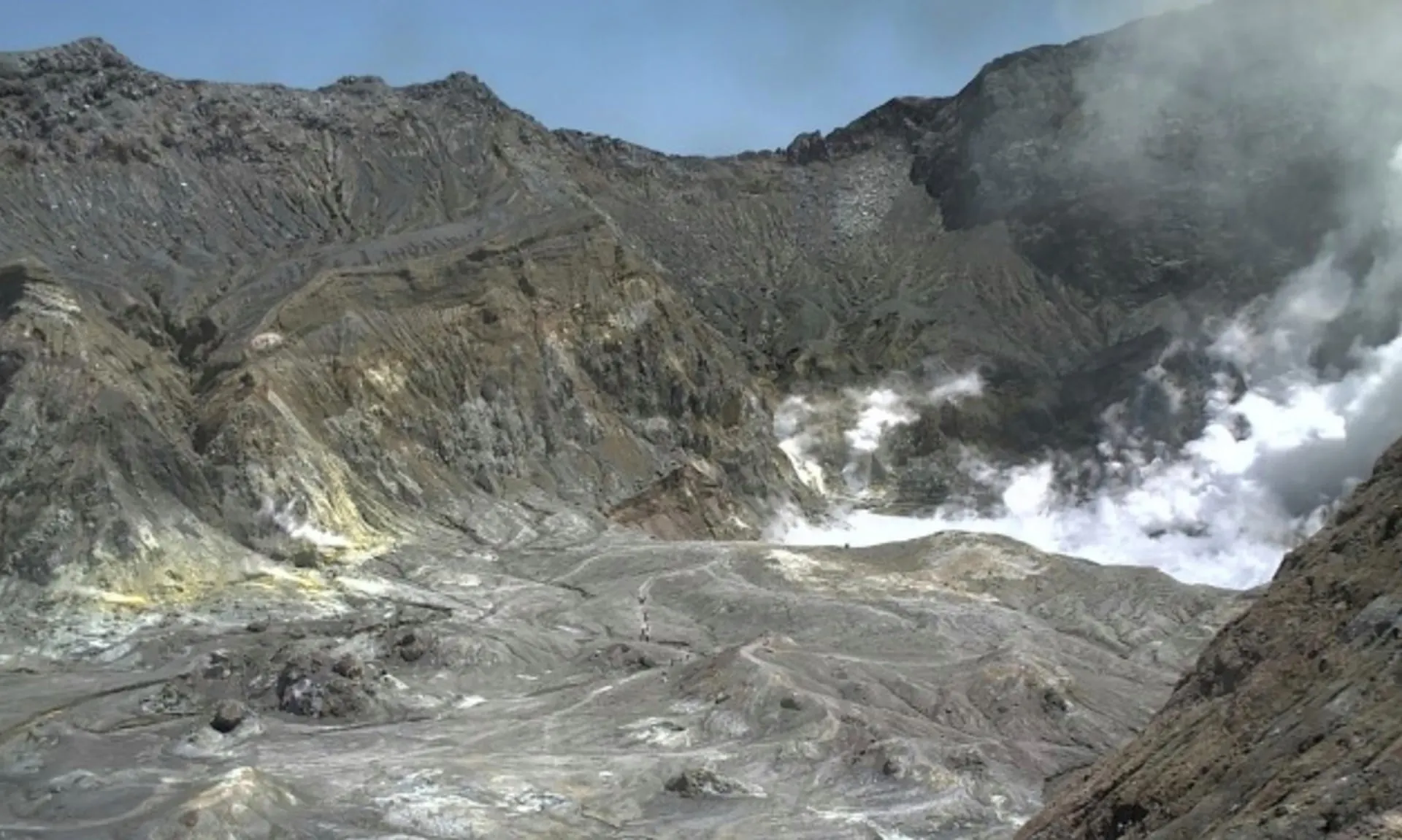Mai multe persoane dispărute, după erupția unui vulcan