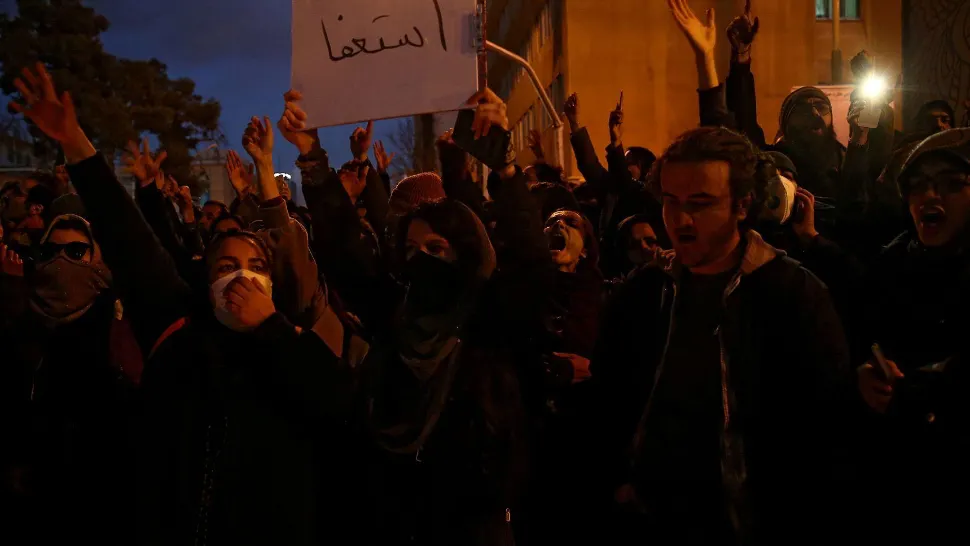 Forțele de ordine din Iran au tras cu muniție de război în protestatari